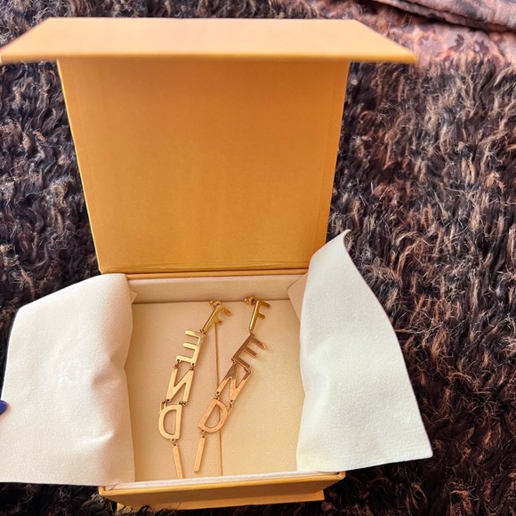 Fendi
Signature Drop Earrings - Picture 9 of 10